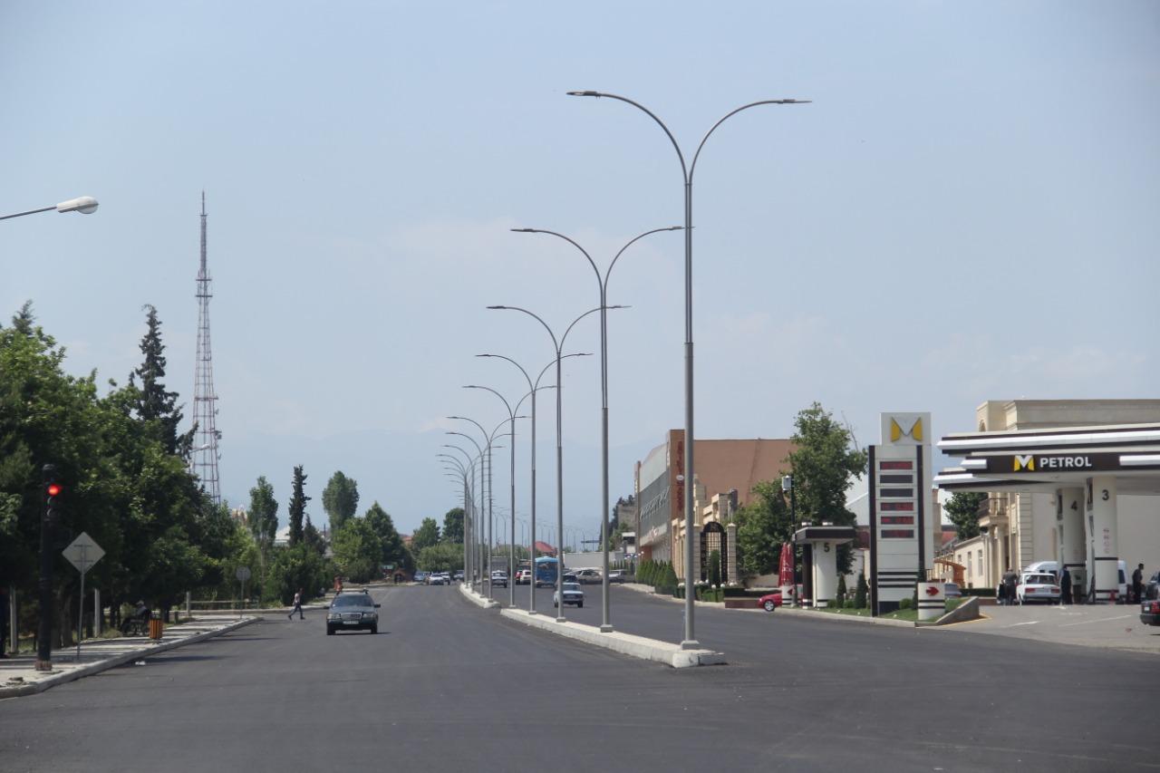 Gəncənin küçə və prospektlərində yeni işıqlandırma sistemləri quraşdırılır - FOTO