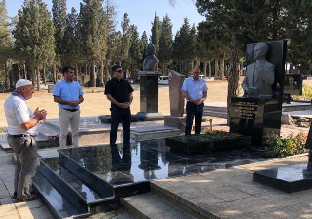 Jurnalistlər Şirməmməd Hüseynovun məzarını ziyarət etdilər - FOTOLAR