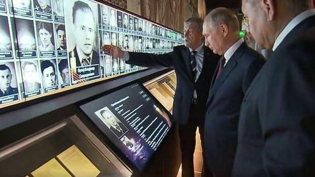 Putin muzeydə atasının fotosunu tapdı - VİDEO
