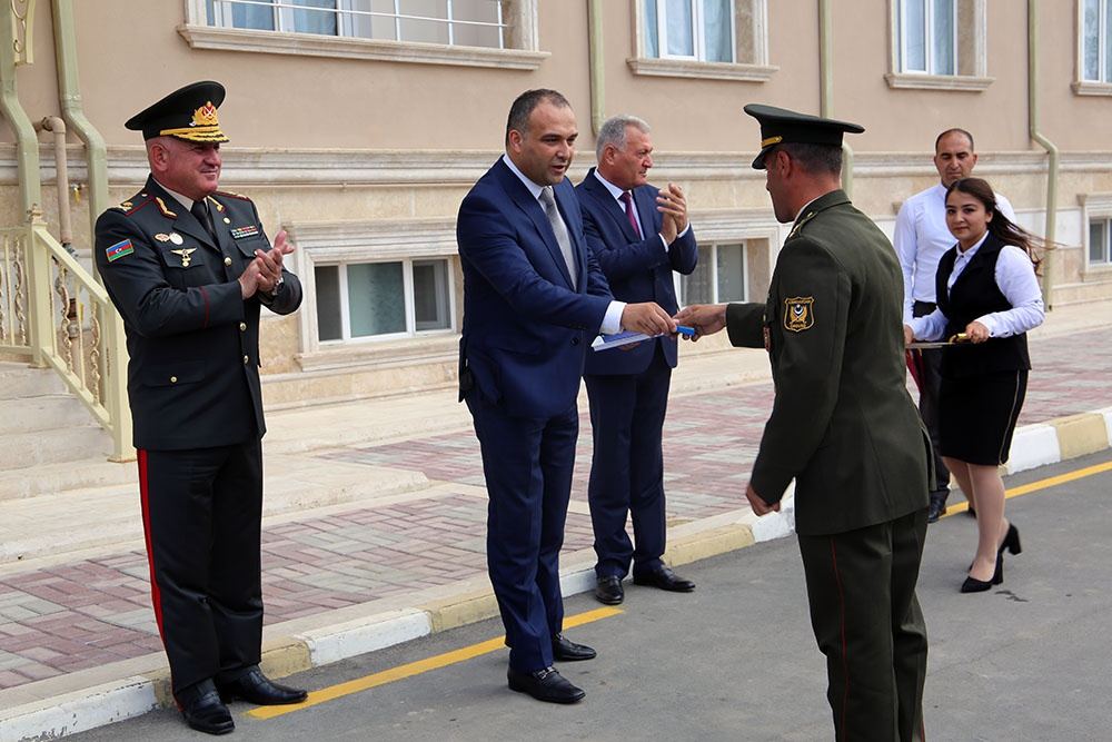 Hərbçilərə xidməti mənzillər verildi