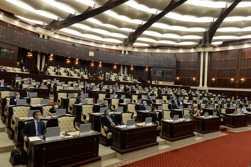 Deputatlar Ziyad Səmədzadəni alqışladılar