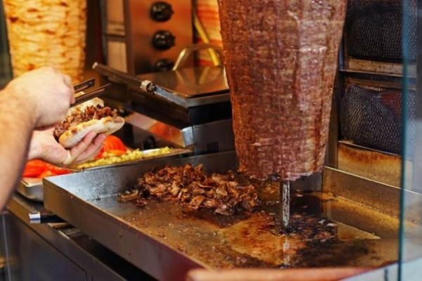 Dönərxanada işləyən 17 nəfərdə koronavirus tapıldı