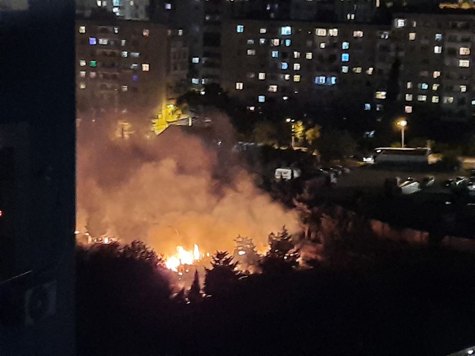 Bakıda məzarlıqda yanğın başlayıb