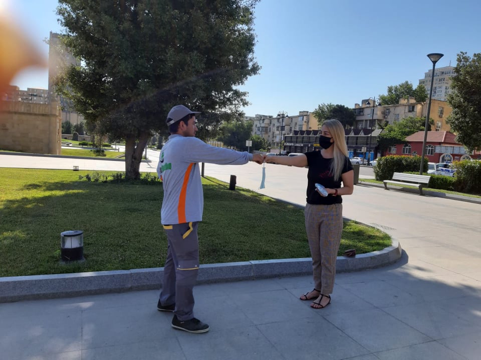 Jurnalistlər pulsuz maska payladılar - FOTO