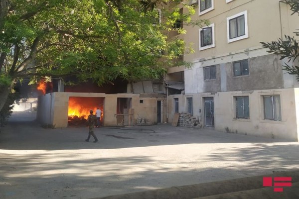 Bakıda yaşayış binası yanır - FOTO