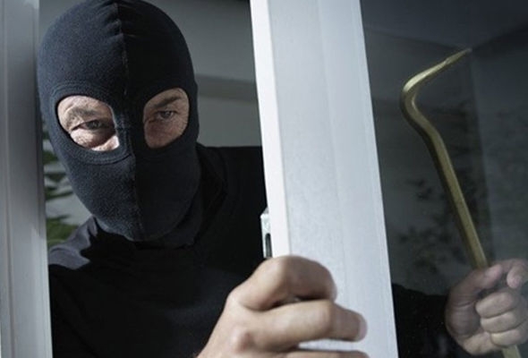 Azərbaycanda olay - maskalı şəxslər evə basqın etdi
