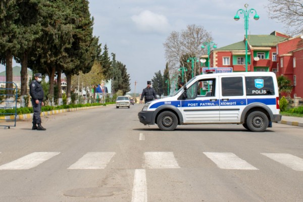 Bakıda karantin postunda polisi maşın vurdu