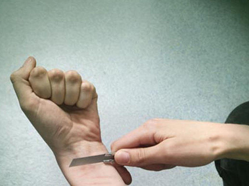 Bakıda karantin qaydalarını pozan gənc özünü doğradı