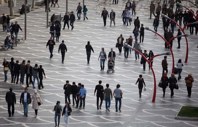 İctimai yer, küçə və bulvarlarda 5 nəfərdən artıq toplaşmaq qadağan edildi