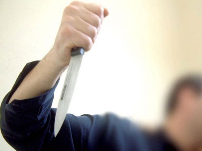 Naftalanda ər bıçaqla arvadını öldürdü, qızını ağır yaraladı  