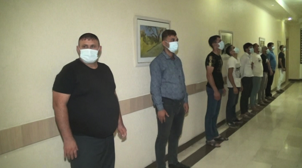 Əsgərlikdən gələn oğluna məclis təşkil edən ata və qonaqları CƏRİMƏLƏNDİ