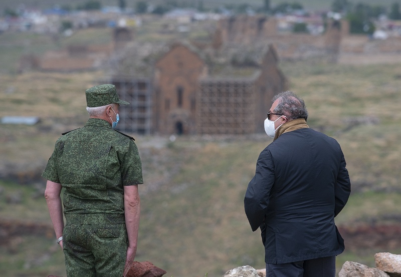 Ermənistan prezidenti rusiyalı generalla Türkiyə ərazisini müşahidə etdi - FOTO