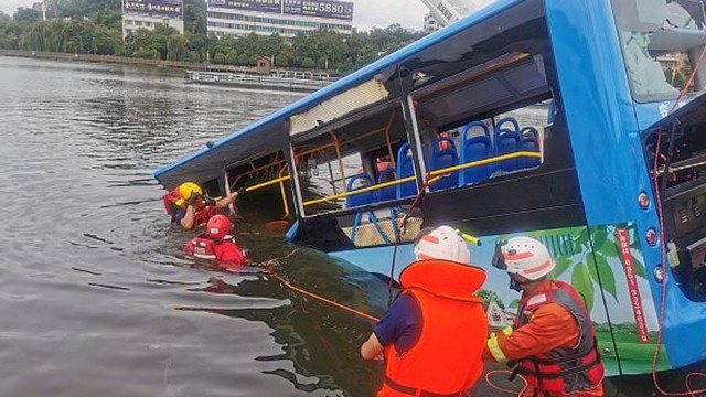 Məktəbliləri daşıyan avtobus gölə düşdü - 21 nəfər öldü