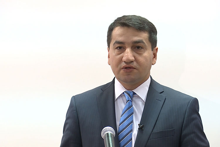 Prezidentin köməkçisi: “İctimai nəqliyyatdan istifadə edirəm, kartımı göstərərəm”