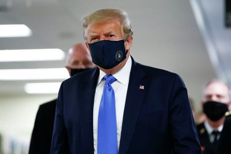 Tramp pandemiya dövründə ilk dəfə tibbi maskadan istifadə etdi