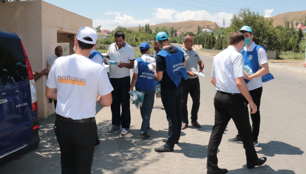 Bakı Tekstil Fabriki Naftalan sakinlərinə tibbi maska paylayıb