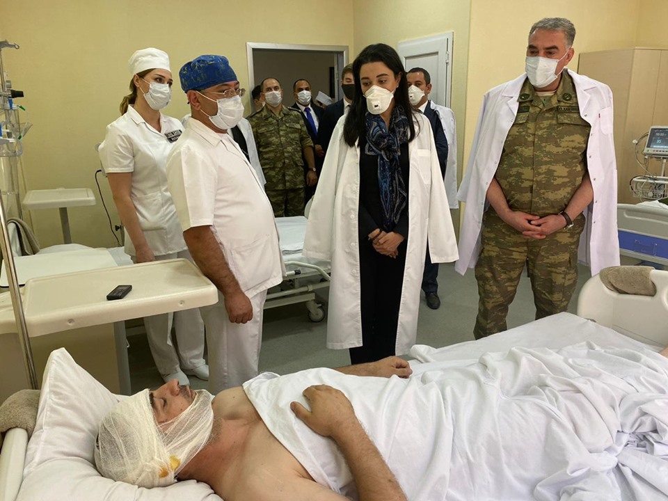 Ombudsman yaralı hərbçilərlə görüşdü - FOTO