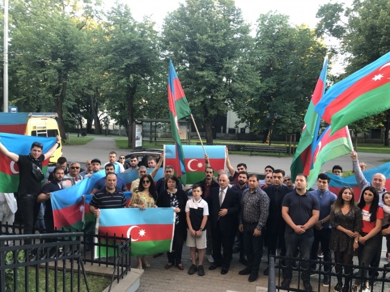 Latviyada Diaspor təşkilatının üzvləri ermənilərə qarşı etiraz aksiyası keçirib