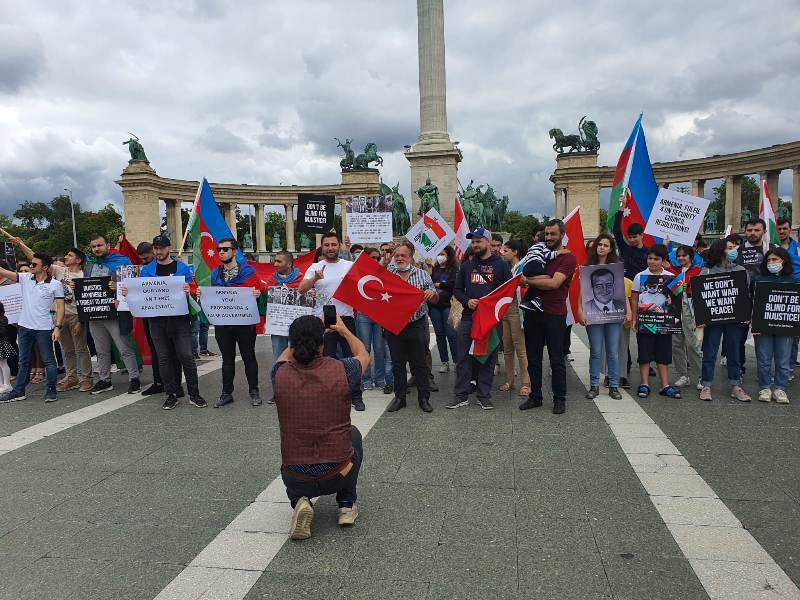 Macarıstanda Türkiyə və Azərbaycan diasporu ermənilərə qarşı etiraz aksiyası keçirib - FOTO+VİDEO