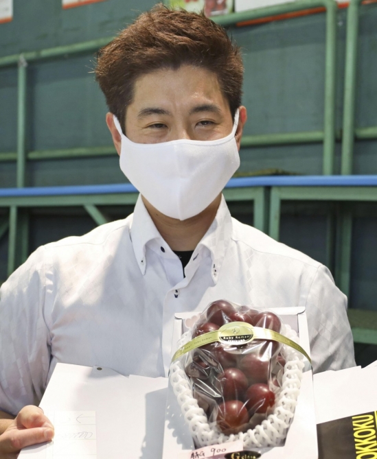 Yaponiyada hərracda üzümün bir salxımı 12 min dollara satıldı