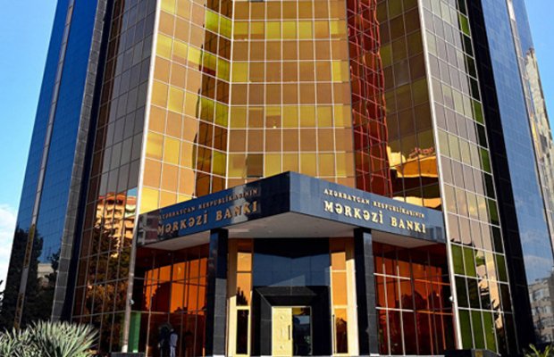 Bağlanan bankların əmanətçiləri Mərkəzi Bankın qarşısında etiraz aksiyası keçirirlər