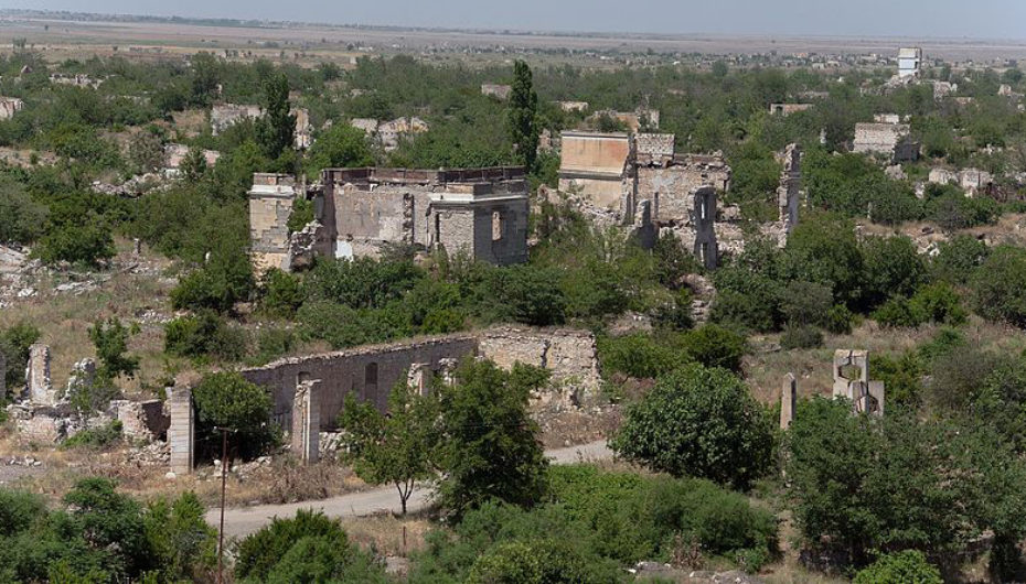 Atam Bakıda “Ağdam bağı” salıb… - Ağdam köçkünü Teyyub Hüseynov