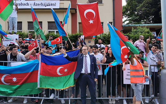Türkiyə səfiri Praqada azərbaycanlılara dəstək aksiyasına qoşuldu - FOTOLAR