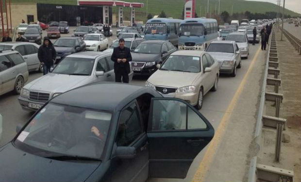 Bakını tərk etmək istəyən 155 sürücü postlardan geri qaytarılıb