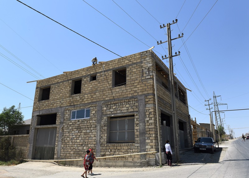 “Azərişıq” elektrik xəttinin yanında ev tikən şəxsdən şikayət etdi