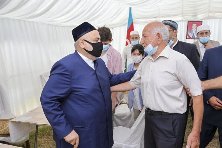 Allahşükür Paşazadə Polad Həşimovun ailəsini ziyarət etdi