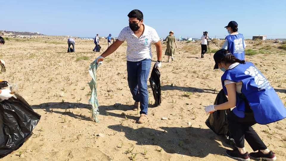Buzovna çimərliyi tullantılardan təmizlənir