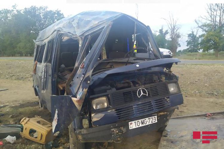 Samuxda mikroavtobus aşdı, 11 yaralı var - SİYAHI