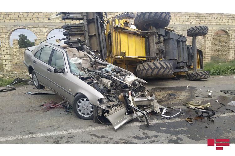 Samuxda ağır yol qəzası: polis zabiti və bir qadın öldü