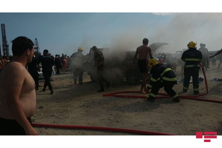 Bakıda çimərlikdə avtomobil yandı