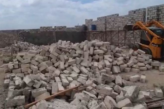 Bakıda qanunsuz tikili söküldü - VİDEO