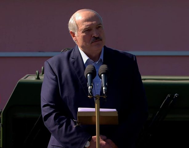 Zavodda Lukaşenkoya qarşı şüar səsləndirənlər saxlanıldı - VİDEO