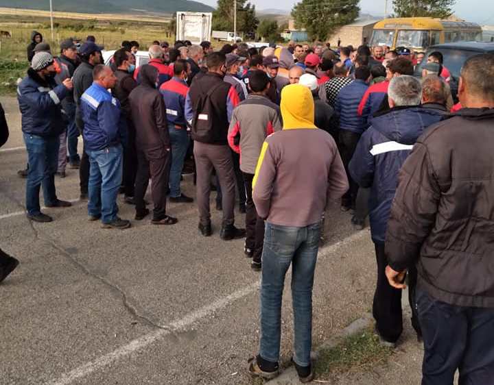 Ermənistanda etirazlar: Kəlbəcərə gedən yol bağlandı