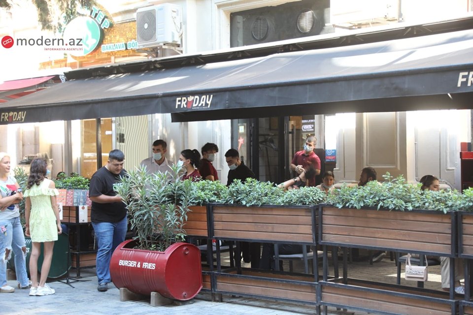 Bakıda kafe və restoranlarda ilk iş günü - FOTOLAR