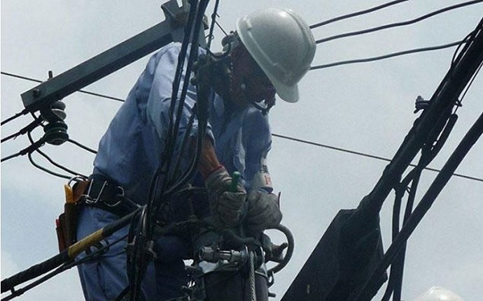 Elektrik dirəyindən yıxılan kişinin onurğası sındı