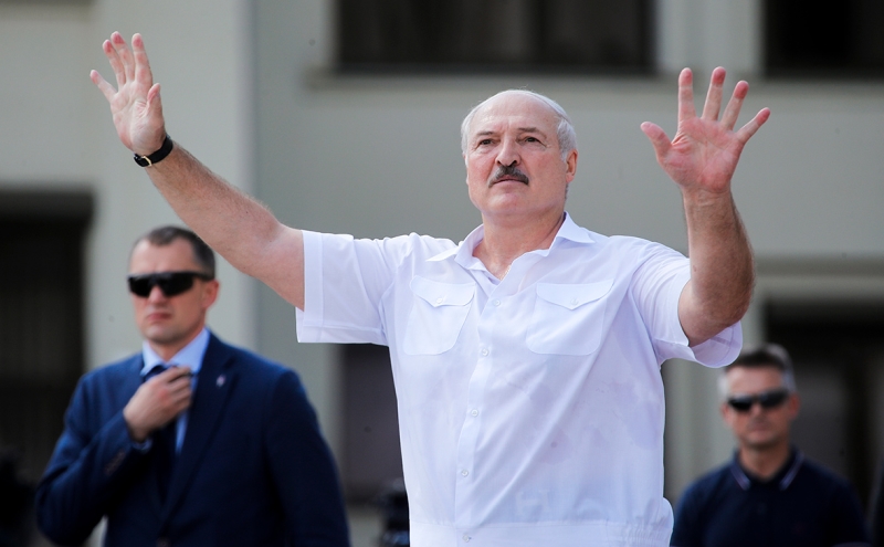 Lukaşenko: “Belarusda 1 nəfər olsun xarici hərbçi yoxdur”