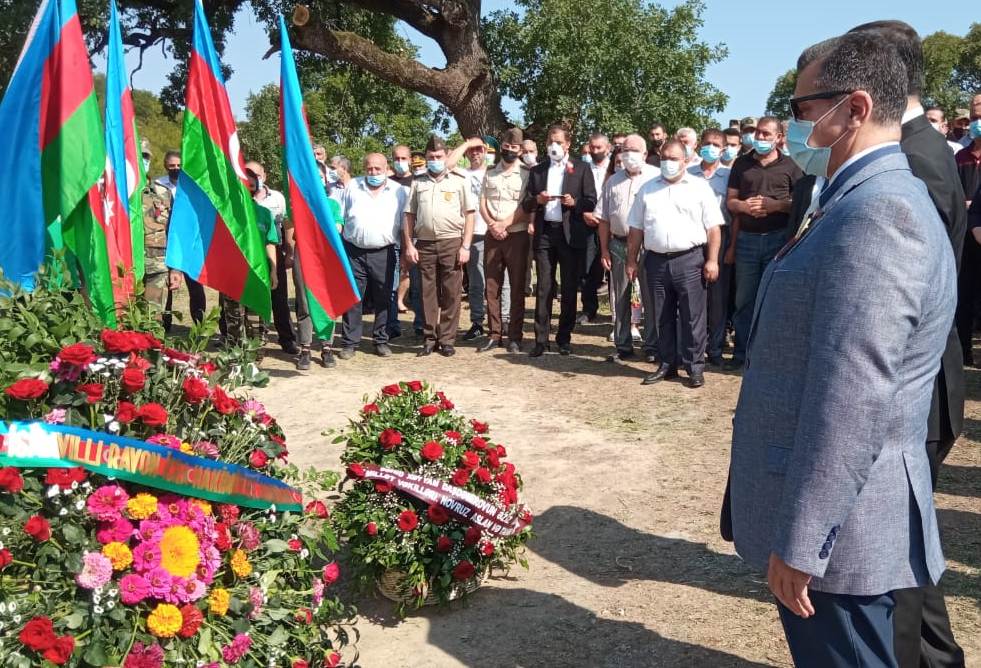 Deputat Tovuz döyüşlərində şəhid olan əsgərin məzarını ziyarət edib