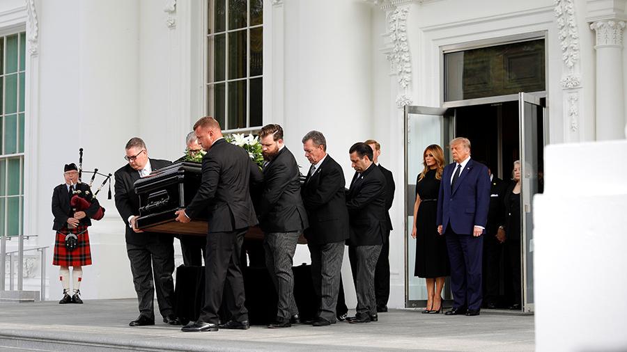 Tramp qardaşı ilə vidalaşdı 