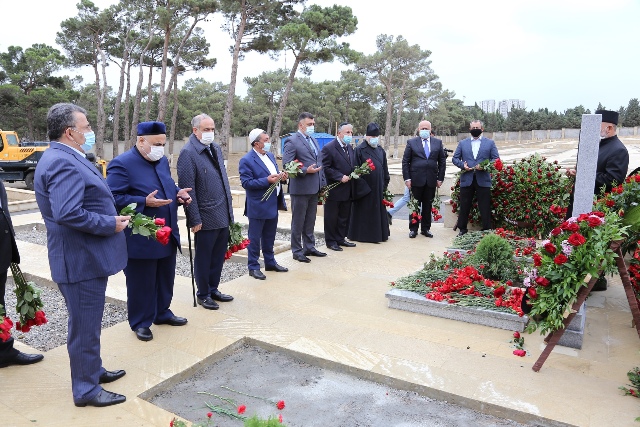 Allahşükür Paşazadə II Fəxri Xiyabanda şəhidlərimizi yad etdi - FOTO