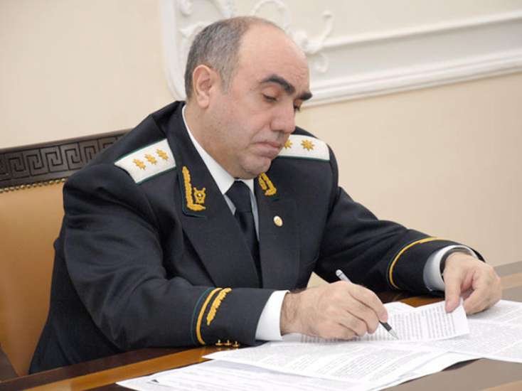 Zakir Qaralov korrupsiyaya qarşı mübarizə aparanların sırasında...