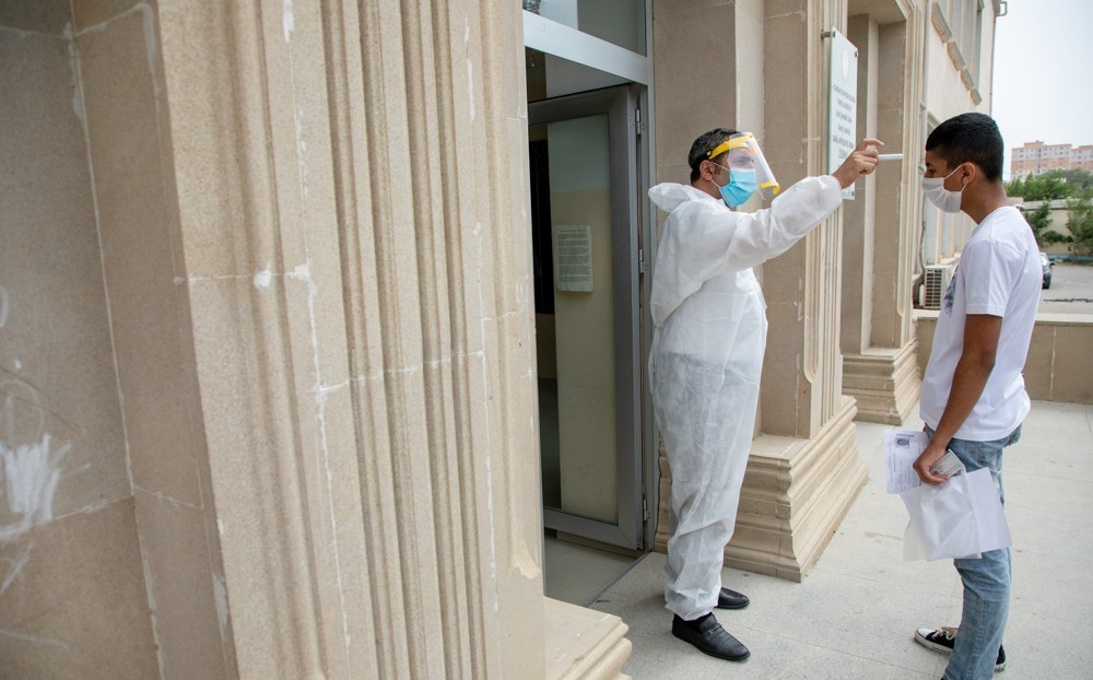 Məktəb binasına daxil olarkən müəllim və şagirdlərin hərarəti ölçüləcək - VİDEO