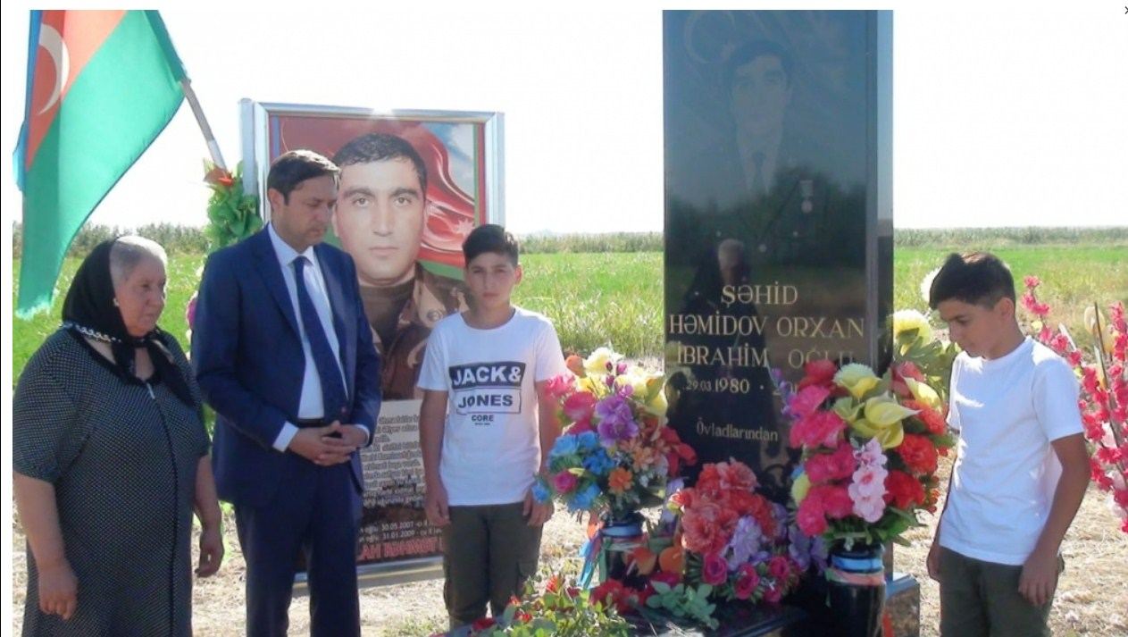 Nazirlik Aprel Şəhidinin iki övladını himayəyə götürdü