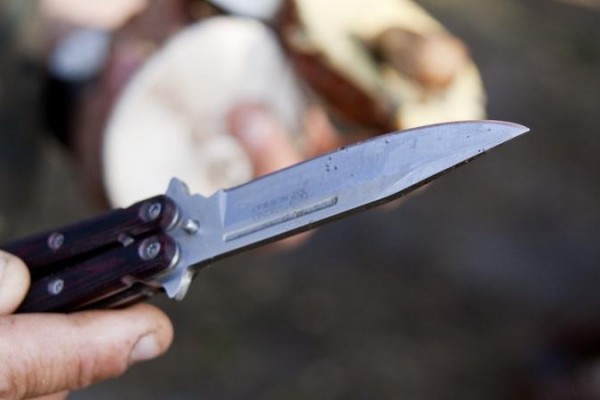 Ağcəbədidə kişi tanışı tərəfindən BIÇAQLANDI