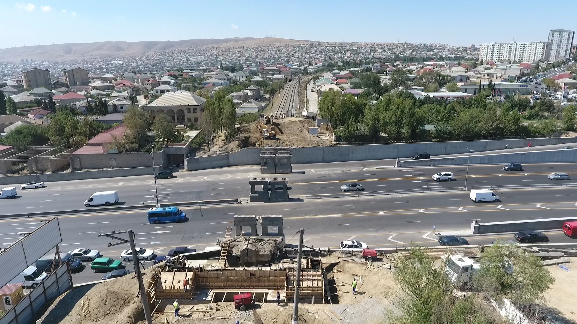 Xırdalan dairəsi yaxınlığındakı dəmiryol körpüsü söküldü - FOTO