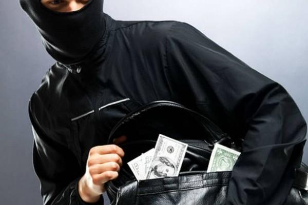 Sumqayıtda mənzildən 14 min dollar oğurlandı