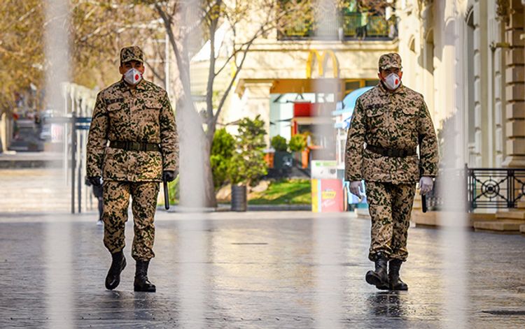 İctimai yerlərdə 5 nəfərdən artıq toplaşmağa icazə verildi